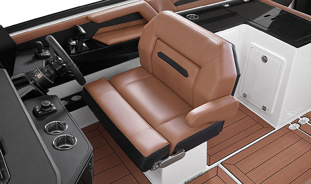 Captain’s helm Captain’s helm featuring a tan ergonomic swivel seat, dual throttle control, and high-gloss black dash with cup holders.